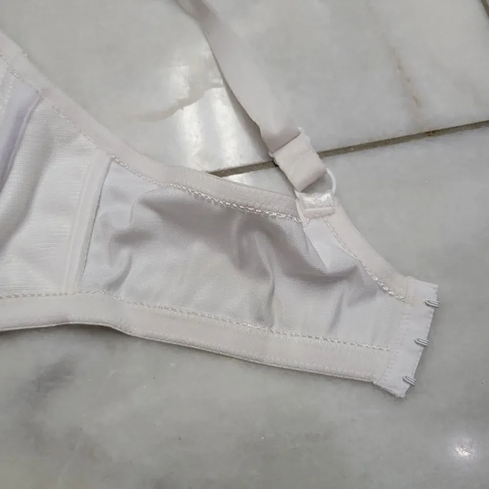 Breezies White Satin UltimAir Lined Wired Bra Size 42D